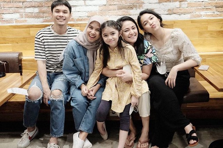 Momen Kebersamaan Ben Kasyafani & Istri beserta Marshanda Bikin Adem Hubungan Ben Kasyafani dan istrinya dengan Marshanda terjalin dengan baik. Yuk kita intip saat-saat kebersamaan mereka!