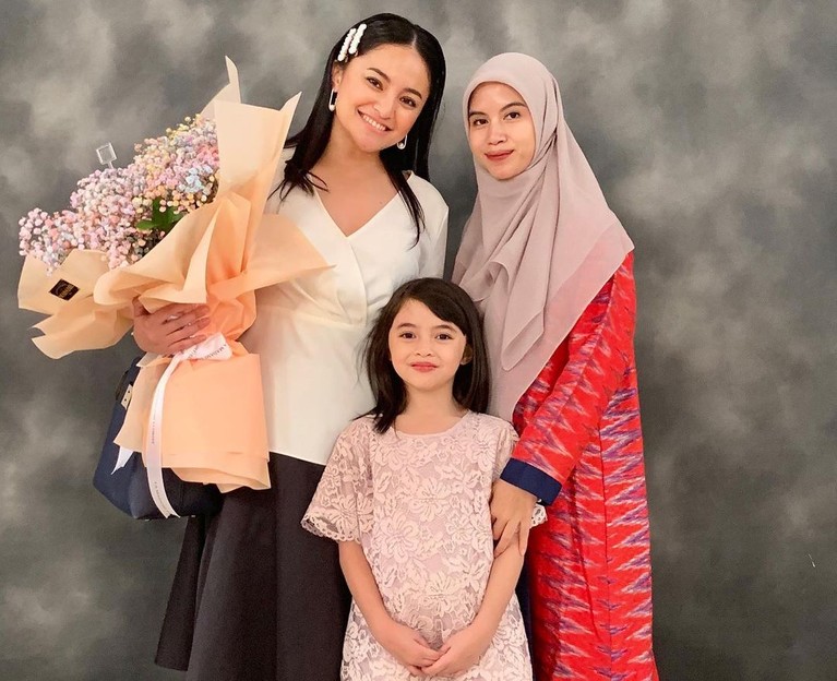 Momen Kebersamaan Ben Kasyafani & Istri beserta Marshanda Bikin Adem Hubungan Ben Kasyafani dan istrinya dengan Marshanda terjalin dengan baik. Yuk kita intip saat-saat kebersamaan mereka!