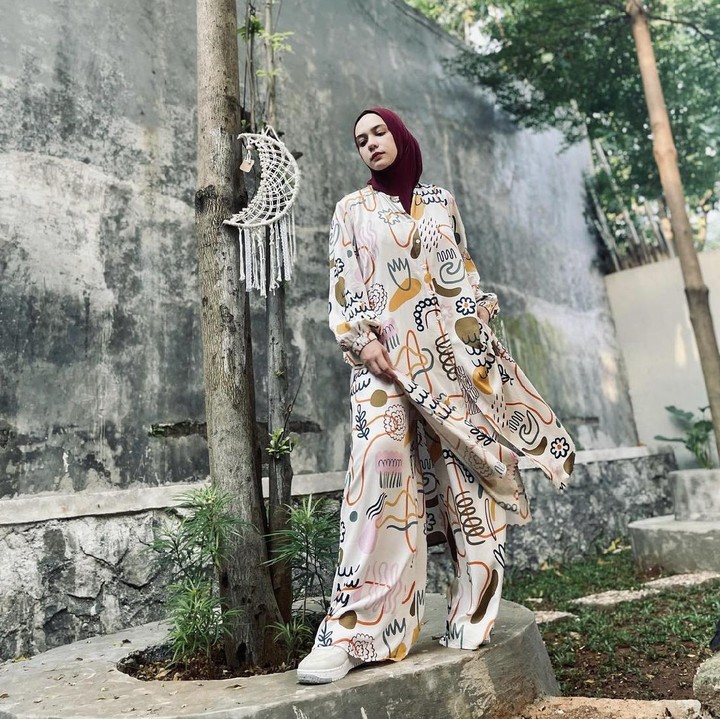 <p>Putri Anne juga kerap menerima tawaran endorse pakaian muslimah nih, Bunda. Wanita 31 tahun itu pun selalu tampil modis dan fashionable. (Foto: Instagram @putriannesaloka.)</p>