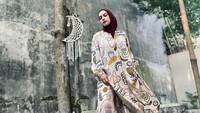<p>Putri Anne juga kerap menerima tawaran endorse pakaian muslimah nih, Bunda. Wanita 31 tahun itu pun selalu tampil modis dan fashionable. (Foto: Instagram @putriannesaloka.)</p>
