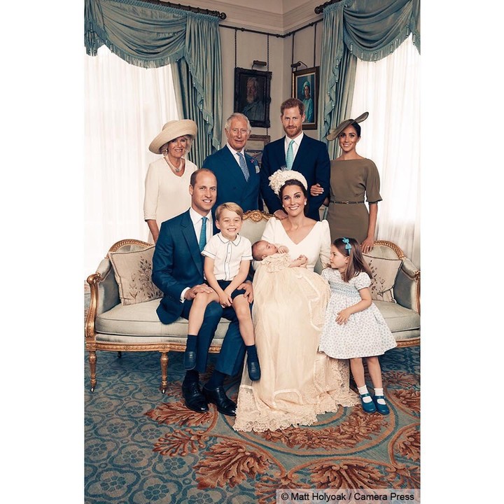 <p>Pada 23 April 2018, Kate Middleton kembali melahirkan bayi laki-laki. Ini adalah potret ketika mereka menyambut kelahiran Pangeran Louis. George terlihat sangat bahagia ketika duduk di pangkuan sang ayah menyambut adik bungsunya. (Foto: Instagram: @dukeandduchessofcambridge)</p>