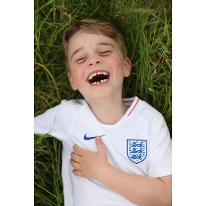 <p>Bunda masih ingat ketika George masih berusia empat tahun? Pangeran George terlihat menggemaskan dengan deretan gigi yang ompong. (Foto: Instagram: @dukeandduchessofcambridge)</p>