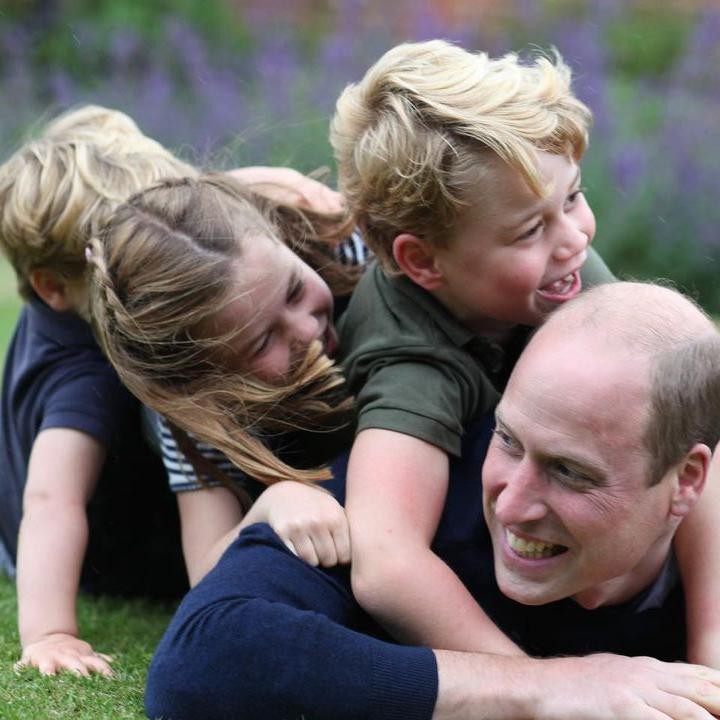 <p>Kini tumbuh besar, Pangeran George menjadi kakak yang hebat bagi Charlotte dan Louis. Ia kerap bermain dengan kedua adiknya di taman kerajaan. Lihat saja potret ketika mereka berguling-gulingan bersama Pangeran William. Aktif banget ya, Bunda? (Foto: Instagram: @dukeandduchessofcambridge)</p>