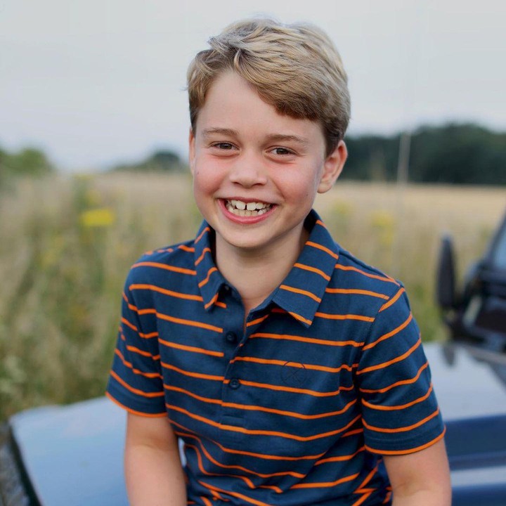 <p>Akun resmi kerajaan mengunggah potret terbaru Pangeran George di hari ulang tahunnya. Bocah berusia 8 tahun itu sudah besar dan terlihat semakin gagah seperti sang ayah. (Foto: Instagram: @dukeandduchessofcambridge)</p>