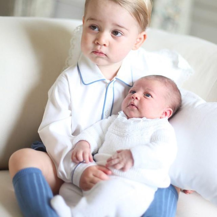 <p>Pangeran George resmi menjadi kakak ketika Kate Middleton melahirkan anak kedua berjenis kelamin perempuan. Lihat betapa sayangnya George ketika menggendong Putri Charlotte di pangkuannya! (Foto: Instagram: @dukeandduchessofcambridge)</p>