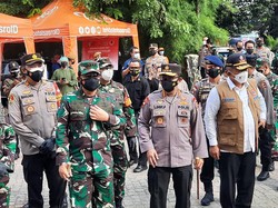 Panglima TNI-Kapolri Tinjau Vaksinasi Warga di Slum Area Jakpus