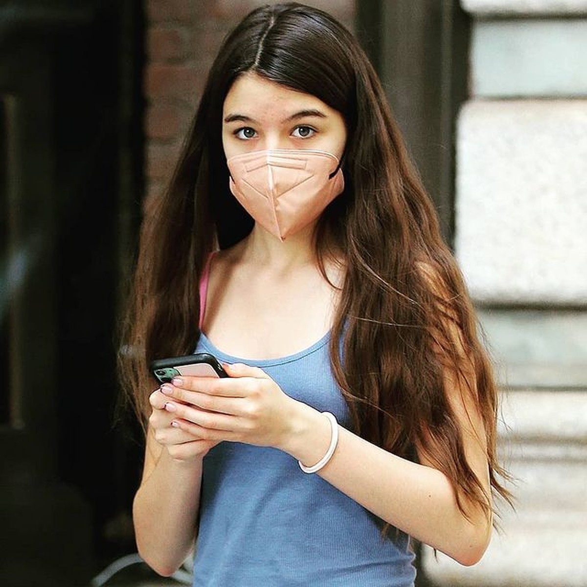 Putri Tom Cruise dan Katie Holmes&comma; Suri Cruise curi perhatian karena parasnya yang cantik&period; Yuk kita intip potretnya&excl;