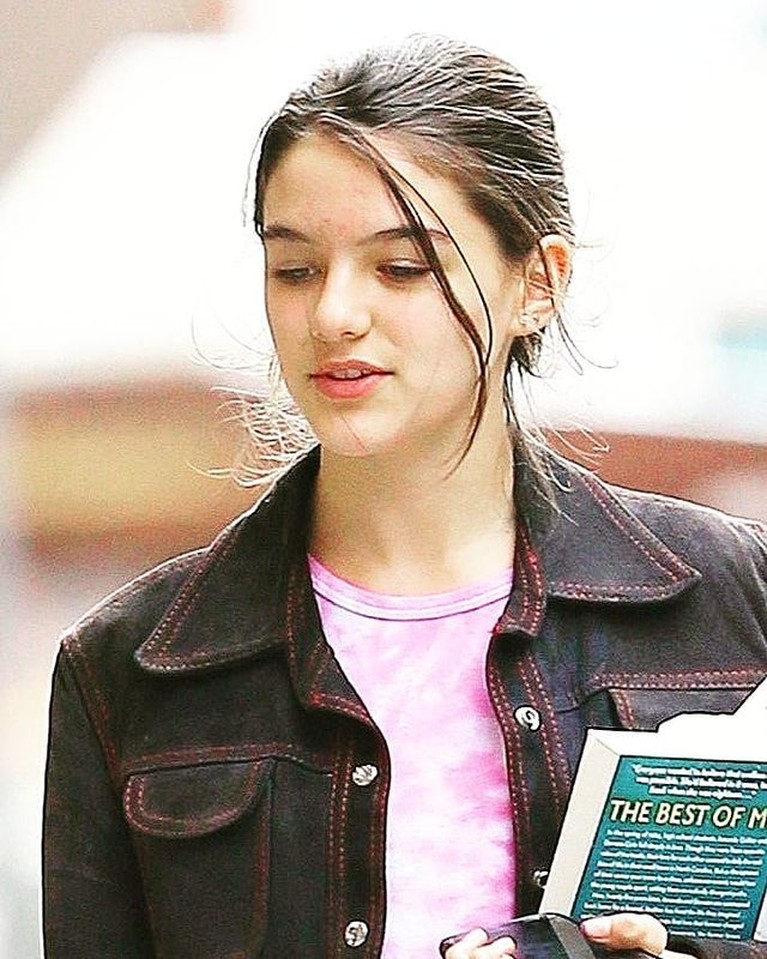 Paras Cantik Suri Cruise, Putri Tom Cruise Jadi Sorotan Putri Tom Cruise dan Katie Holmes, Suri Cruise curi perhatian karena parasnya yang cantik. Yuk kita intip potretnya!