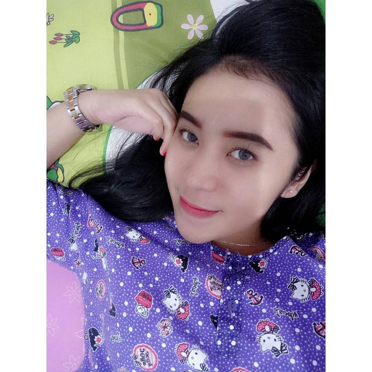 Dunia maya dibuat heboh oleh video seorang istri bernama Sinta mergoki suami selingkuh dengan pramugari&period; Yuk kita intip potret Sinta&excl;