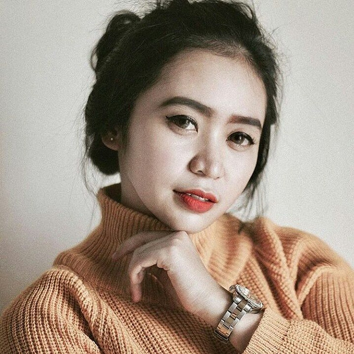 Dunia maya dibuat heboh oleh video seorang istri bernama Sinta mergoki suami selingkuh dengan pramugari&period; Yuk kita intip potret Sinta&excl;