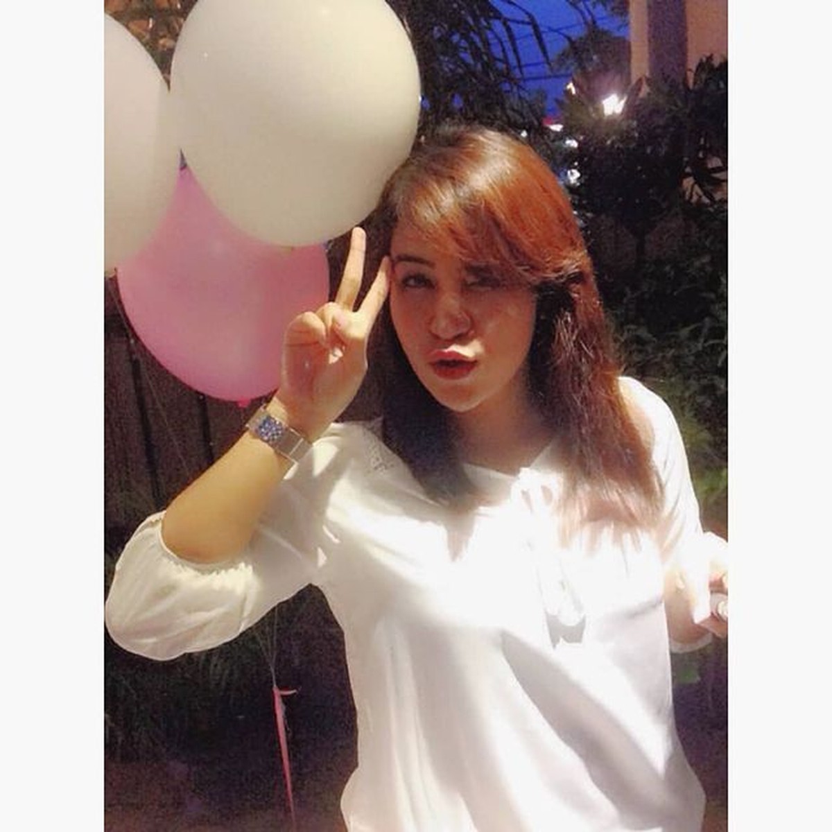 Dunia maya dibuat heboh oleh video seorang istri bernama Sinta mergoki suami selingkuh dengan pramugari&period; Yuk kita intip potret Sinta&excl;