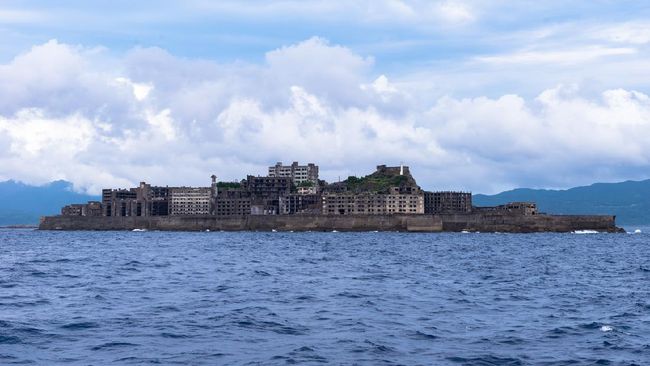 Penampakan hantu, hewan buas sampai ombak yang ganas melahirkan banyak kisah misteri dari Pulau Hashima.