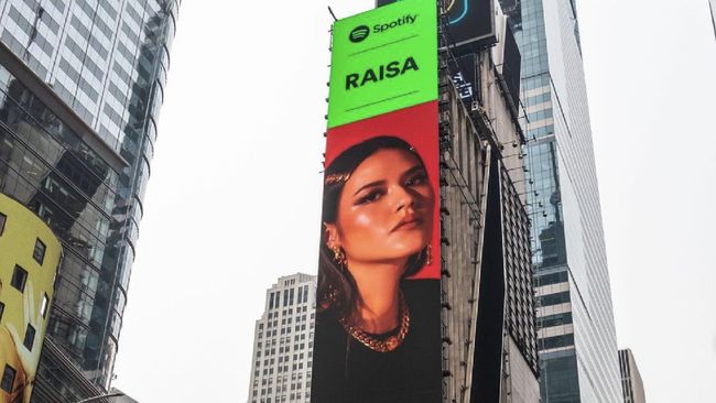 Wajah solois Indonesia, Raisa terpampang di videotron yang berada di Times Square, New York, Amerika Serikat.