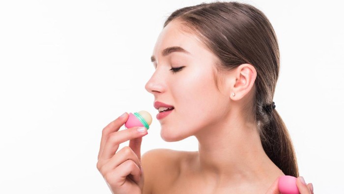 6 Rekomendasi Lip Balm Tanpa Warna untuk Tampilan Bibir Lebih Sehat