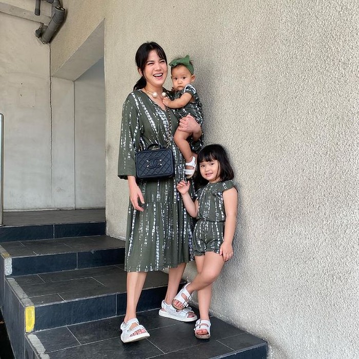 Selain sering terlihat kompak bersama sang anak dalam hal fashion, Alice Norin rupanya juga diketahui membuka usaha clothing line untuk anak. (foto:instagram/alicenorin)
