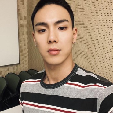 Resmi Wajib Militer Hari Ini, Shownu MONSTA X Pamit