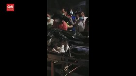 VIDEO: Senggol Pikup, Ibu-Anak Tewas Terlindas Truk