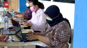 VIDEO: Kurang Nakes, Guru Bantu Proses Vaksinasi Warga