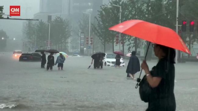 VIDEO: 25 Tewas dalam Banjir ‘1.000 Tahun’ Sekali di China