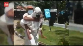 VIDEO: Aksi Heroik Polisi Gendong Pasien Covid ke RS