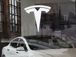 Bantu Masyarakat Ukraina, Tesla Gratiskan Biaya Ngecas Mobil Listrik