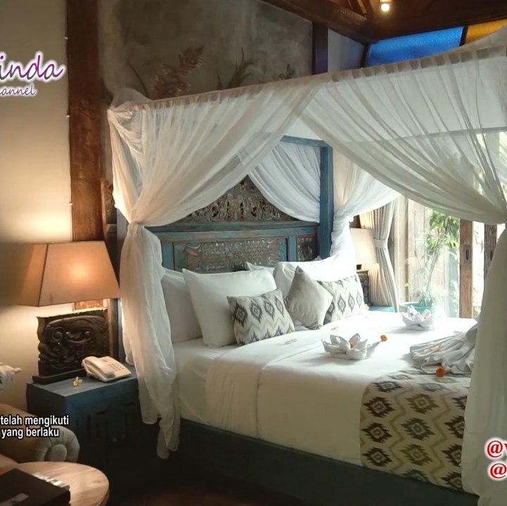 <p>Bagian kamar dirancang dengan sangat romantis sehingga cocok digunakan sebagai tempat menginap pasangan suami istri yang sedang berbulan madu. Kamarnya juga langsung tertuju dengan kolam lho. (Foto: YouTube Venna Melinda Channel)</p>