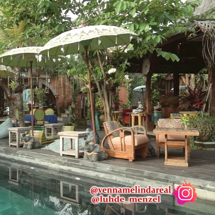 <p>Villa Menzel mengusung konsep nusantara. Tampak unsur tradisional seperti kayu, bata, dan jerami mendominasi resort tersebut. (Foto: YouTube Venna Melinda Channel)</p>