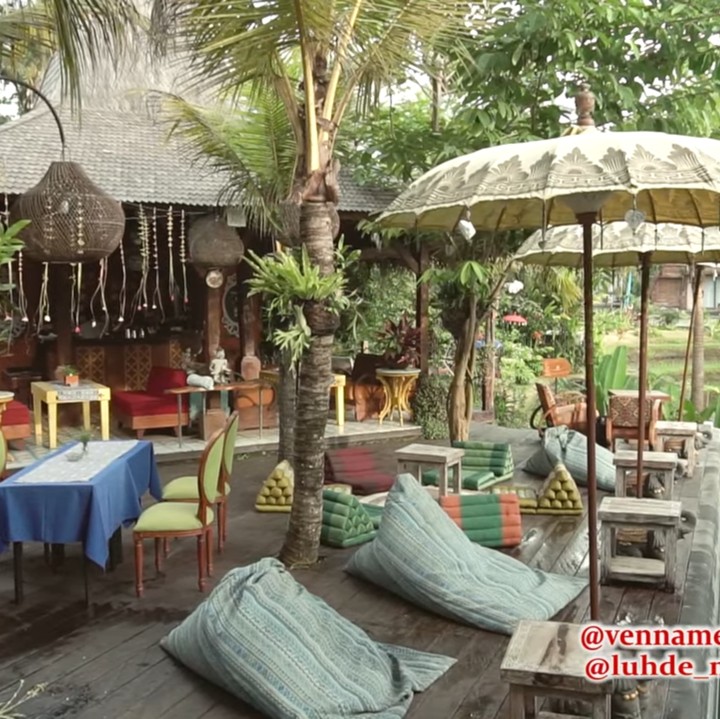 <p>Tempat penginapan keluarga Menzel terletak di kawasan Ubud, Gianyar, Bali. Vila mereka dikelilingi oleh pemandangan sawah dan terasering nan asri. (Foto: YouTube Venna Melinda Channel)</p>