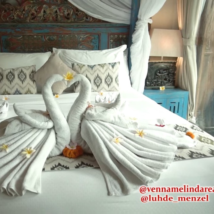 <p>Kamar juga dikemas secara apik khusus untuk pasangan yang hendak melakukan <em>honeymoon</em>. Romantis sekali ya? (Foto: YouTube Venna Melinda Channel)</p>