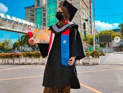 Kisah Anak Sopir Angkot Balas Cibiran dengan Lulus Kuliah di Taiwan