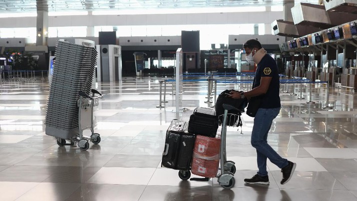 Warga Negara Asing (WNA) tiba dibandara Soekarno Hatta Terminal 3, Tangerang, Banten, Kamis (22/7/2021). Menteri Hukum dan HAM Yasonna Laoly merevisi aturan dalam Permenkumham Nomor 26 Tahun 2020 tetang Bisa dan izin tinggal dalam masa adaptasi kebiasaan baru. Dengan revisi itu, pemerintah membatasi kedatangan warga negara asing (WNA) selama pemberlakuan pembatasan kegiatan masyarakat (PPKM) level 4.(CNBC Indonesia/ Tri Susilo)