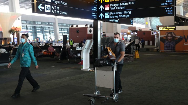 Warga Negara Asing (WNA) tiba dibandara Soekarno Hatta Terminal 3, Tangerang, Banten, Kamis (22/7/2021). (CNBC Indonesia/ Tri Susilo) Warga Negara Asing (WNA) tiba dibandara Soekarno Hatta Terminal 3, Tangerang, Banten, Kamis (22/7/2021). Menteri Hukum dan HAM Yasonna Laoly merevisi aturan dalam Permenkumham Nomor 26 Tahun 2020 tetang Bisa dan izin tinggal dalam masa adaptasi kebiasaan baru. Dengan revisi itu, pemerintah membatasi kedatangan warga negara asing (WNA) selama pemberlakuan pembatasan kegiatan masyarakat (PPKM) level 4.(CNBC Indonesia/ Tri Susilo)