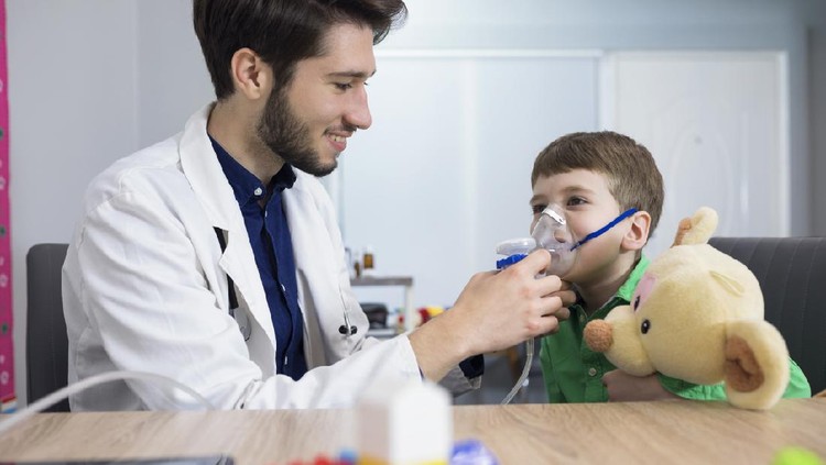 anak sakit Asthma, little girl with inhaling mask