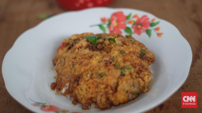 Bosan pasti kalau makan telur goreng hanya dibuat telur mata sapi atau dadar saja. Anda juga bisa membuat telur rendang viral Tik Tok.
