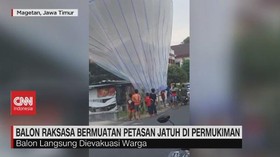 VIDEO: Balon Raksasa Bermuatan Petasan Jatuh di Permukiman
