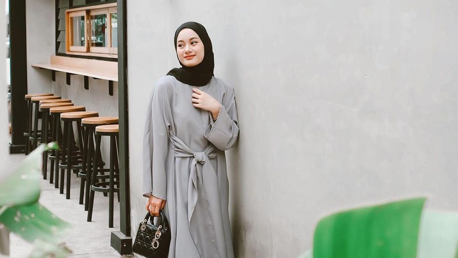 Cantiknya Dinda Hauw Saat Belajar Masak dan Pose OOTD di Kafe