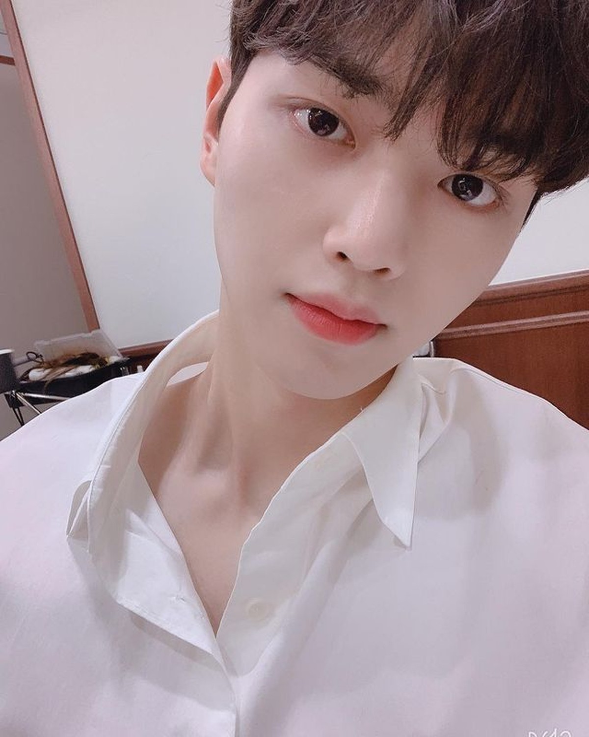 Nama Song Kang tengah santer disebut-sebut karena aktingnya yang memukau&period; Yuk kita intip potret selfienya&excl;