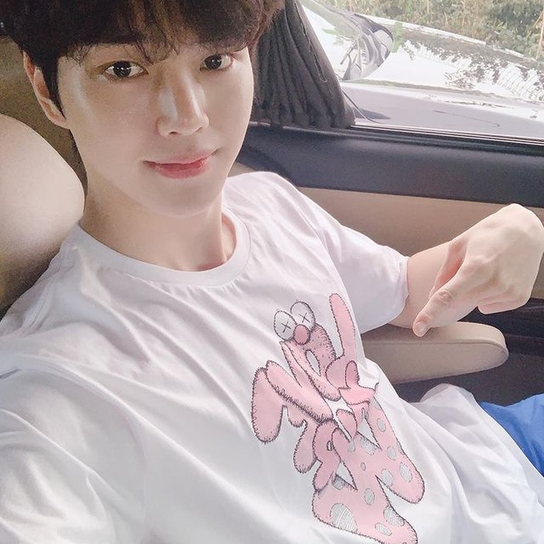 Deretan Selfie Song Kang, Si Mas Kupu-kupu yang Tampan Nama Song Kang tengah santer disebut-sebut karena aktingnya yang memukau. Yuk kita intip potret selfienya!