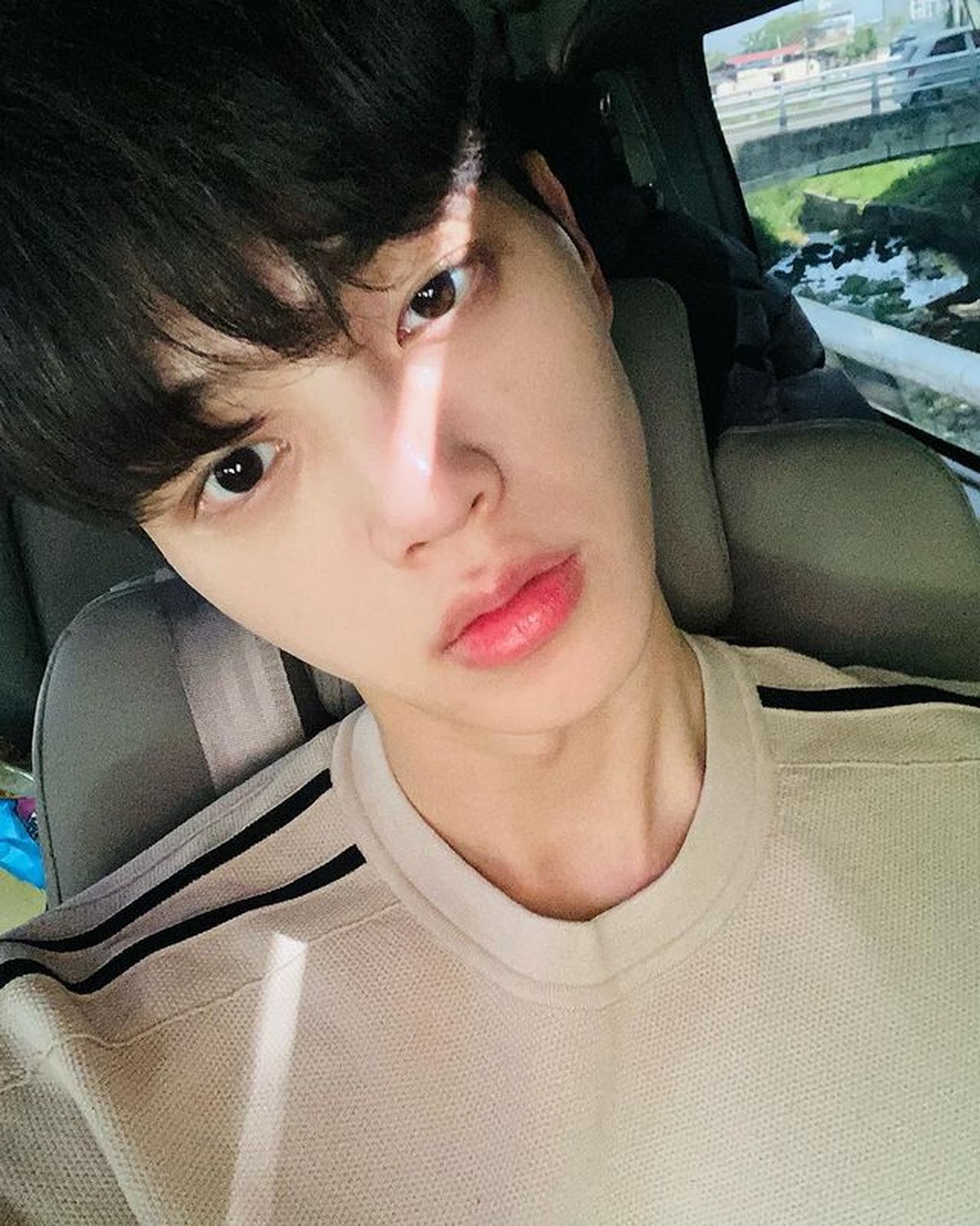 Nama Song Kang tengah santer disebut-sebut karena aktingnya yang memukau&period; Yuk kita intip potret selfienya&excl;