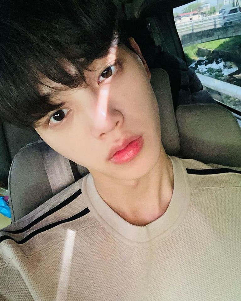 Deretan Selfie Song Kang, Si Mas Kupu-kupu yang Tampan Nama Song Kang tengah santer disebut-sebut karena aktingnya yang memukau. Yuk kita intip potret selfienya!