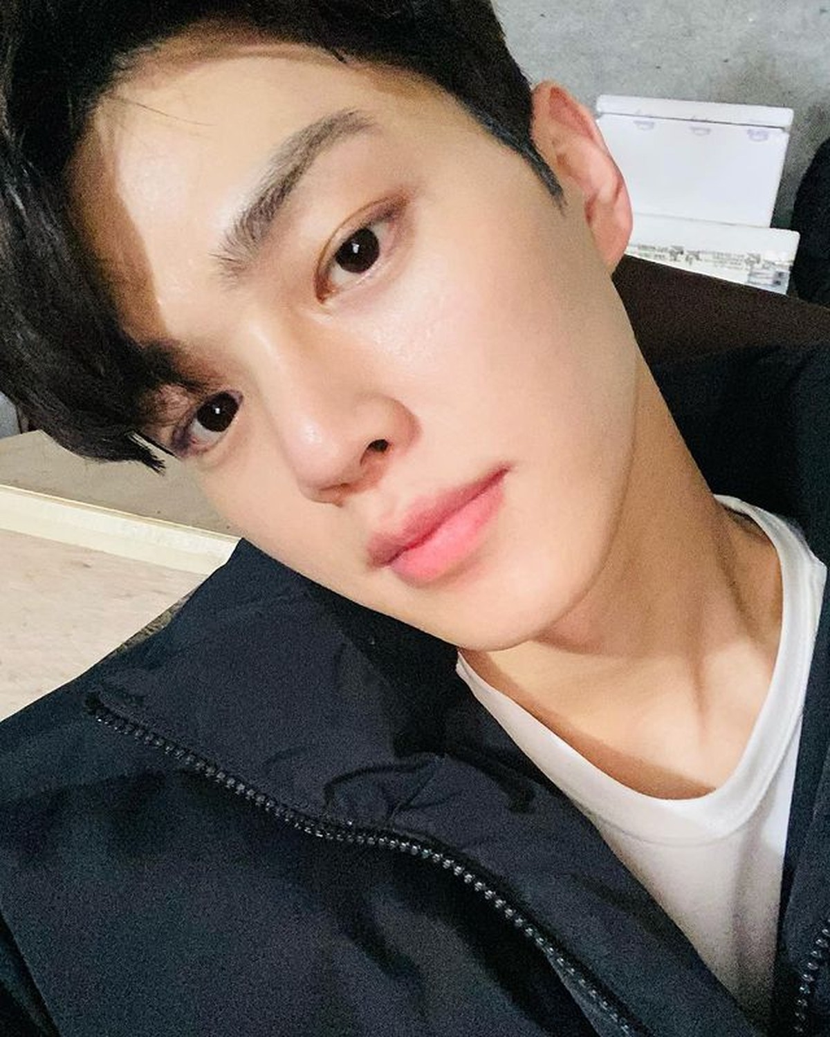 Nama Song Kang tengah santer disebut-sebut karena aktingnya yang memukau&period; Yuk kita intip potret selfienya&excl;