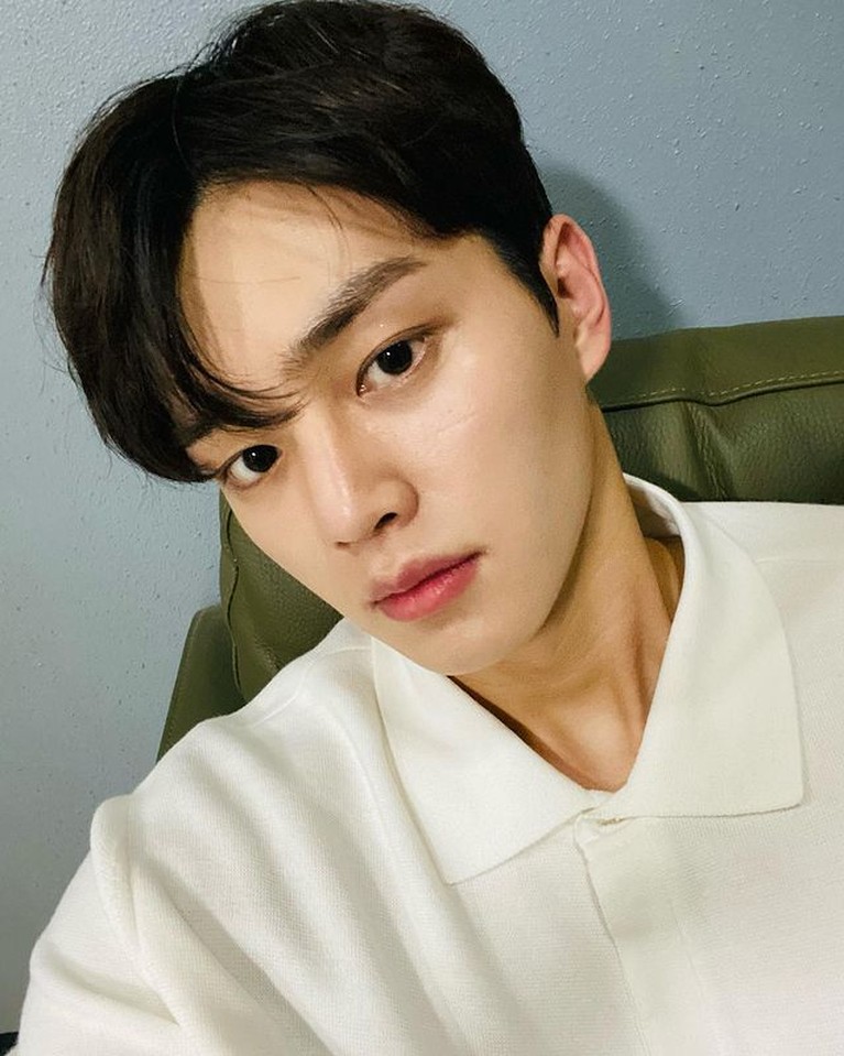 Deretan Selfie Song Kang, Si Mas Kupu-kupu yang Tampan Nama Song Kang tengah santer disebut-sebut karena aktingnya yang memukau. Yuk kita intip potret selfienya!