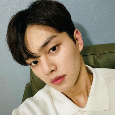 Deretan Foto Selfie Song Kang, Si Mas Kupu-kupu yang Tampan