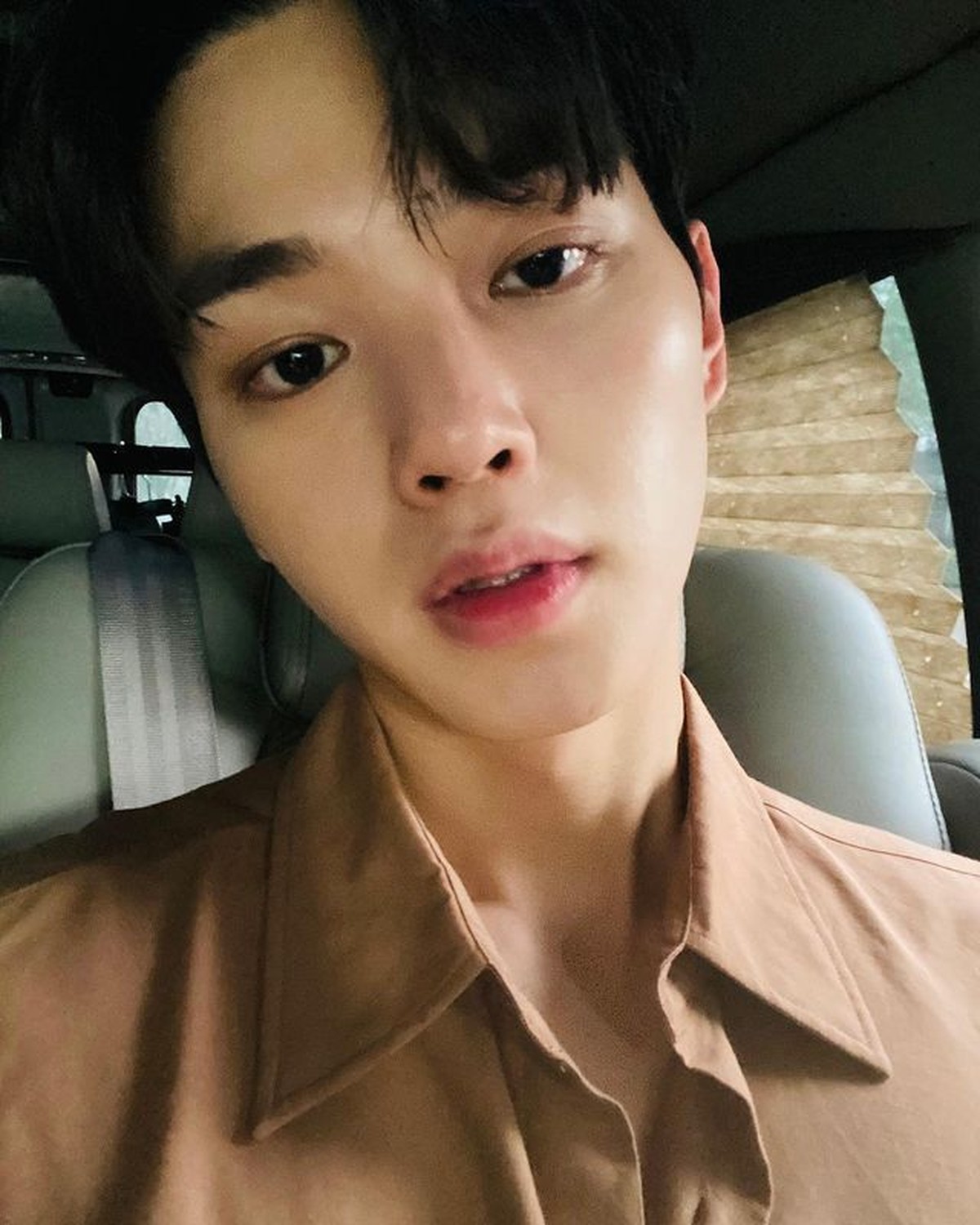 Nama Song Kang tengah santer disebut-sebut karena aktingnya yang memukau&period; Yuk kita intip potret selfienya&excl;