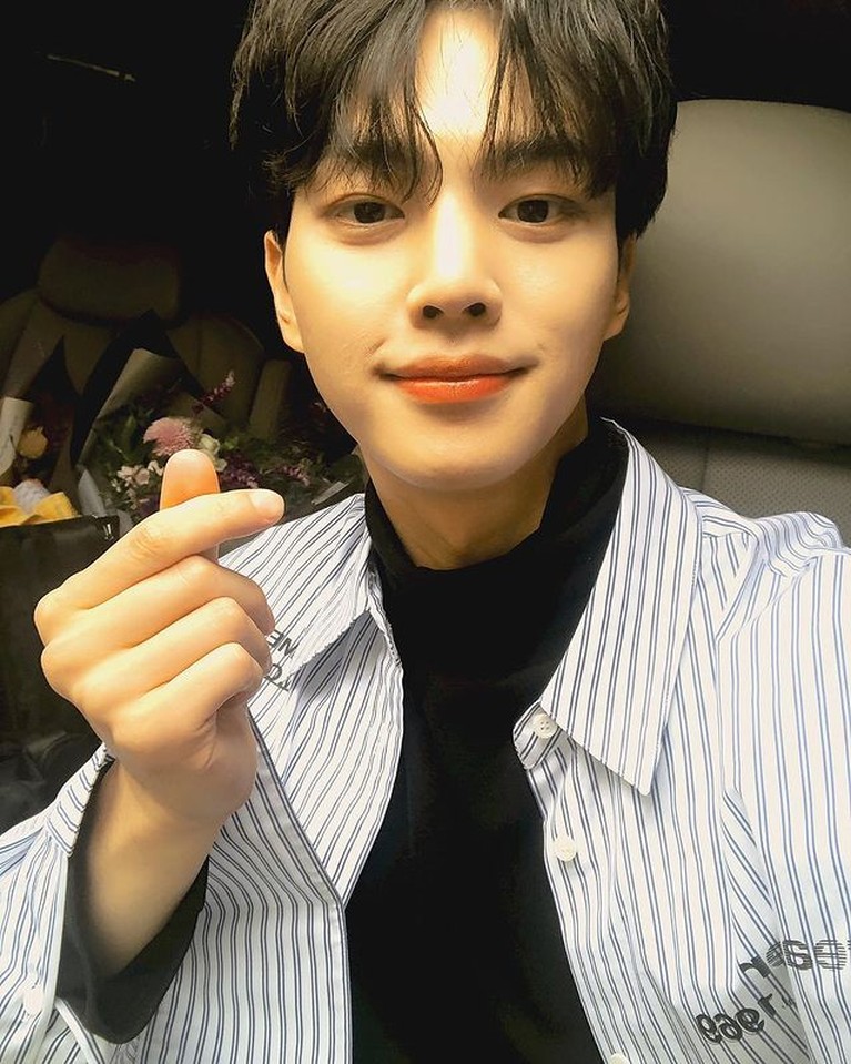 Deretan Selfie Song Kang, Si Mas Kupu-kupu yang Tampan Nama Song Kang tengah santer disebut-sebut karena aktingnya yang memukau. Yuk kita intip potret selfienya!