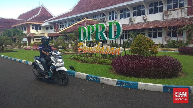Massa yang tergabung dalam Aliansi Masyarakat Peduli Pamekasan (AMPP) menyembelih ayam saat berunjuk rasa di kantor DPRD Pamekasan.