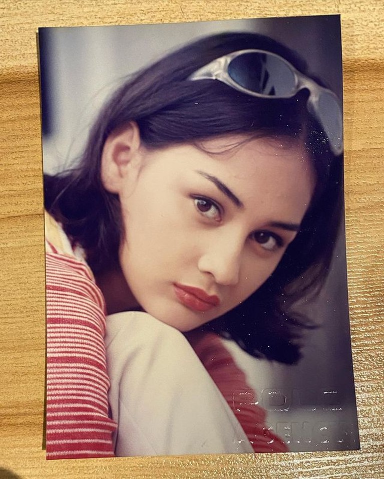 Mona Ratuliu membagikan foto lawasnya saat masih duduk di bangku tingkat SMP. Yuk kita tengok fotonya!
