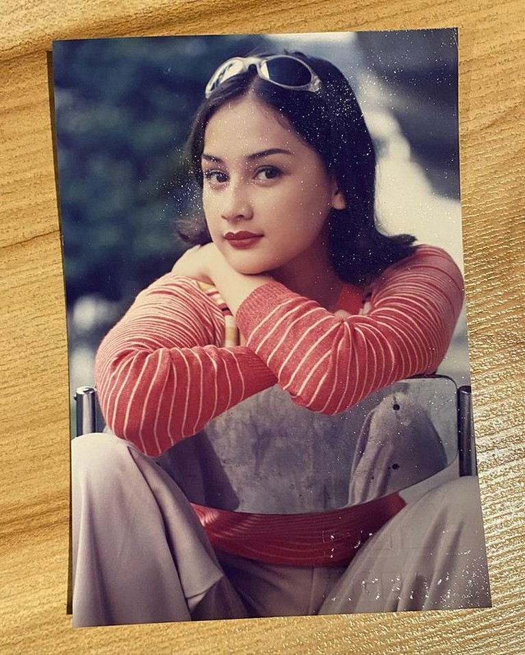 Mona Ratuliu membagikan foto lawasnya saat masih duduk di bangku tingkat SMP. Yuk kita tengok fotonya!