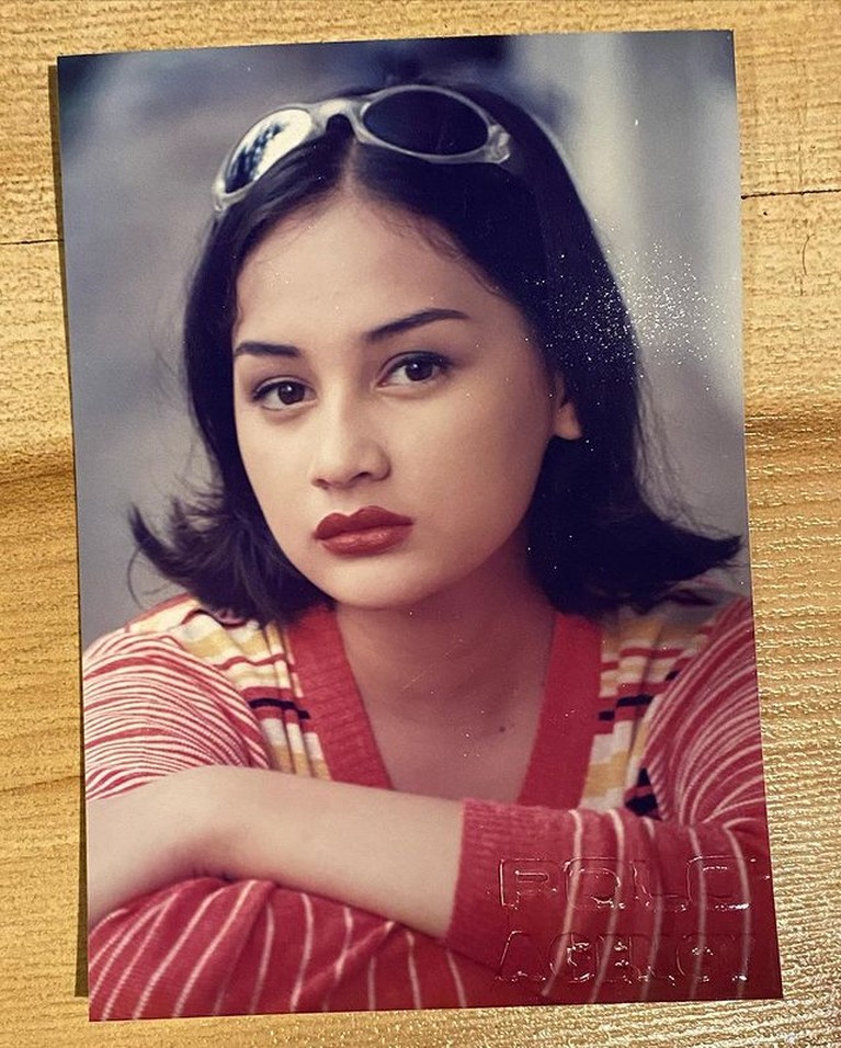 Mona Ratuliu membagikan foto lawasnya saat masih duduk di bangku tingkat SMP. Yuk kita tengok fotonya!