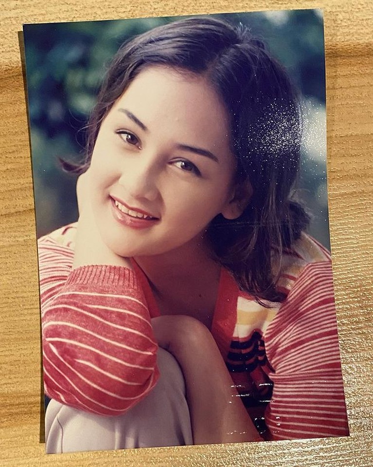 Mona Ratuliu membagikan foto lawasnya saat masih duduk di bangku tingkat SMP. Yuk kita tengok fotonya!